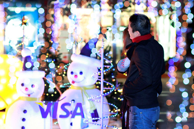 Christmas atmosphere floods Hanoi and Ho Chi Minh City